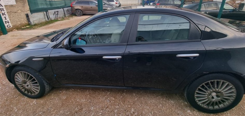 Shes makine me portobagazh Alfa Romeo 159 , e zeze manuale 4.000 €