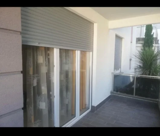 Tirane, jepet me qera apartament 1+1+Ballkon Kati 1, 65 m² 450 € (Kopshti botanik)