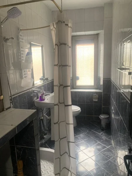 Tirane, jepet me qera apartament 2+1+Ballkon , 100 m² 500 € (Rruga shyqyri ishmi)