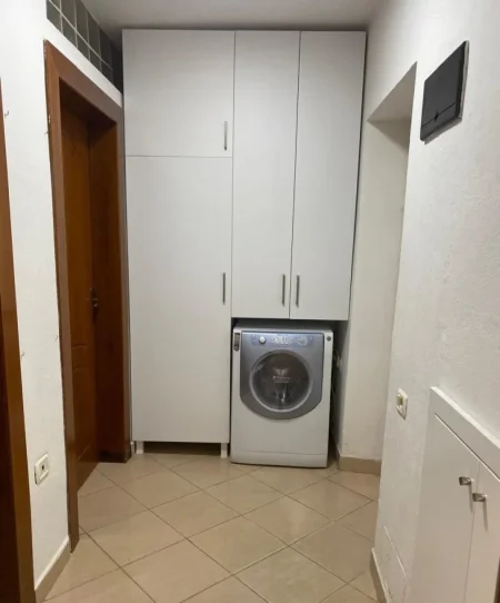 Tirane, jepet me qera apartament 2+1+Ballkon Kati 3, 87 m² 430 € (Kongresi Manastirit)