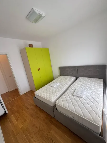 Tirane, jepet me qera apartament 2+1+Ballkon Kati 4, 100 m² 800 € (Selite e vjeter)