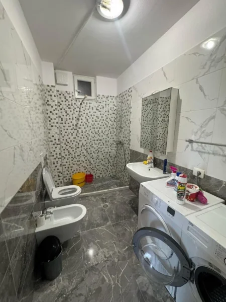 Tirane, jepet me qera apartament 2+1+Ballkon Kati 4, 100 m² 800 € (Selite e vjeter)