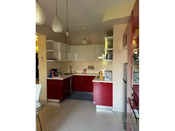 Tirane, jepet me qera apartament 2+1 Kati 2, 85 m² 750 € (Komuna e Parisit)