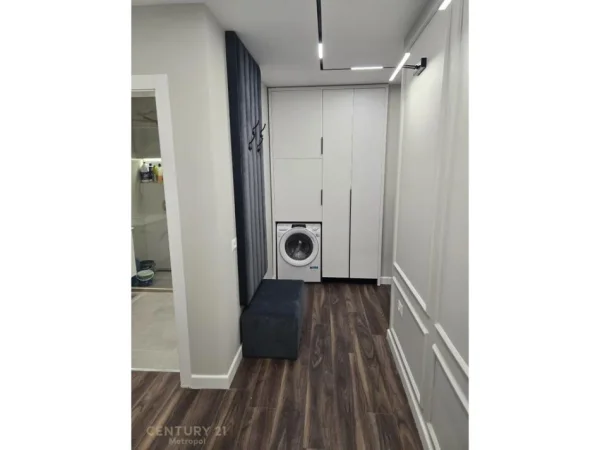 Tirane, jepet me qera apartament 1+1 Kati 5, 700 € (Ish fusha aviacionit)