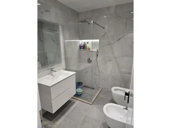 Tirane, jepet me qera apartament 1+1 Kati 5, 700 € (Ish fusha aviacionit)