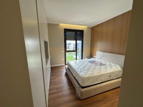 Tirane, jepet me qera apartament 2+1+Ballkon+Post Parkimi,  Kati 1, 118 m² 1.300 € (Liqeni i Thate)