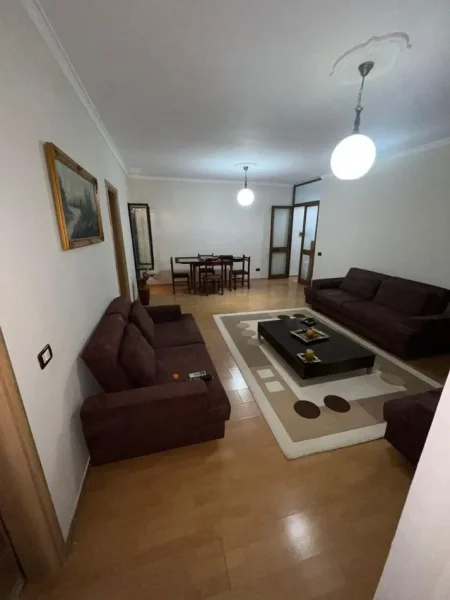 Tirane, jepet me qera apartament 2+1+Ballkon Kati 1, 87 m² 600 € (Don Bosko)