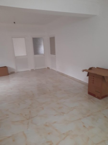 Tirane, jepet me qera shtepi 3+1+Ballkon Kati 1, 350 € (Kodra e priftit rruga dhori gura)