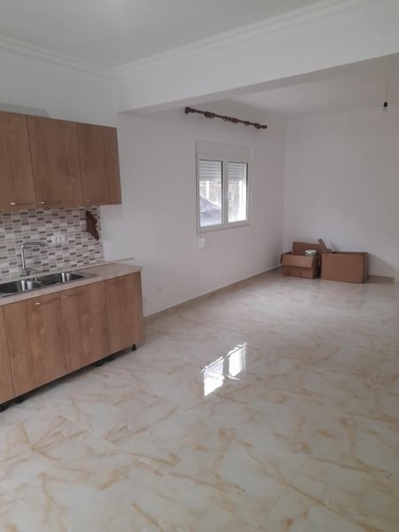 Tirane, jepet me qera shtepi 3+1+Ballkon Kati 1, 350 € (Kodra e priftit rruga dhori gura)
