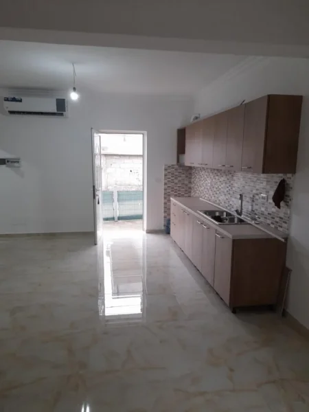 Tirane, jepet me qera shtepi 3+1+Ballkon Kati 1, 350 € (Kodra e priftit rruga dhori gura)