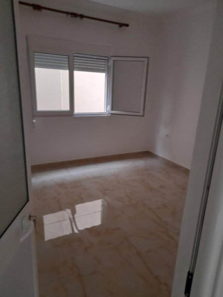 Tirane, jepet me qera shtepi 3+1+Ballkon Kati 1, 350 € (Kodra e priftit rruga dhori gura)