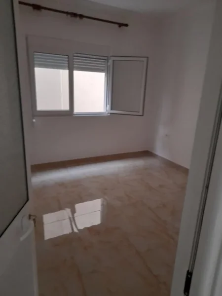 Tirane, jepet me qera shtepi 3+1+Ballkon Kati 1, 350 € (Kodra e priftit rruga dhori gura)