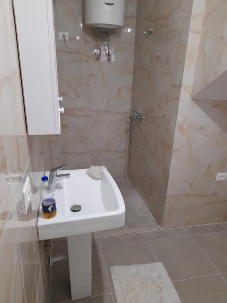 Tirane, jepet me qera shtepi 3+1+Ballkon Kati 1, 350 € (Kodra e priftit rruga dhori gura)