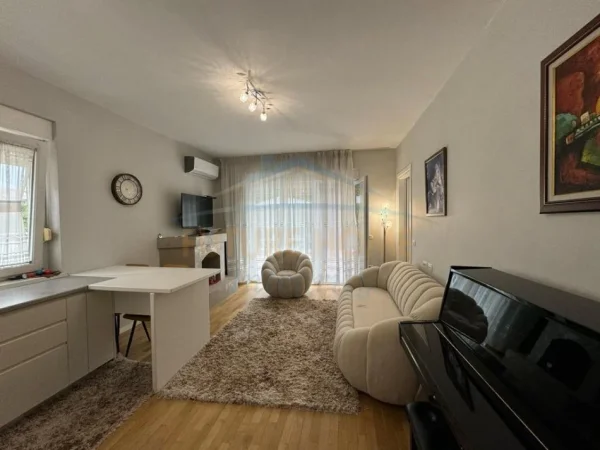Tirane, jepet me qera apartament 2+1 Kati 0, 80 m² 1.000 € (Sauk)