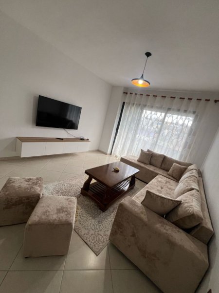 Tirane, jepet me qera apartament 2+1+Aneks+Ballkon Kati 2, 98 m² 500 € (Rruga Loni Ligori pranë Vila L)