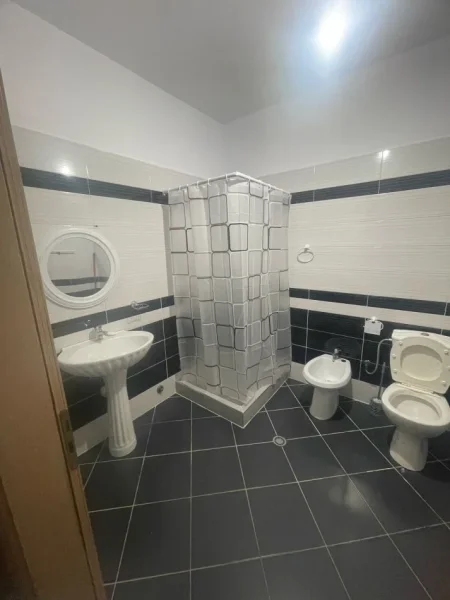 Tirane, jepet me qera apartament 2+1+Ballkon Kati 4, 112 m² 450 € (Astir)