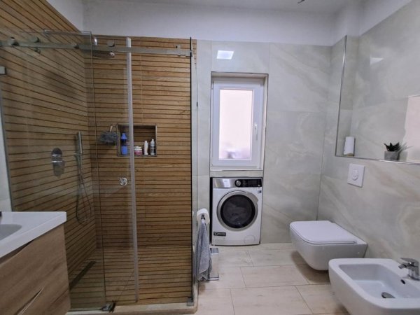 Tirane, jepet me qera apartament 3+1 Kati 0, 125 m² 1.000 € (Selvia)