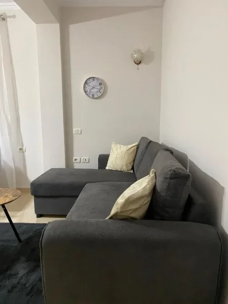 Tirane, jepet me qera apartament 1+1+Ballkon Kati 2, 78 m² 400 € (Vellezerit Kondi)