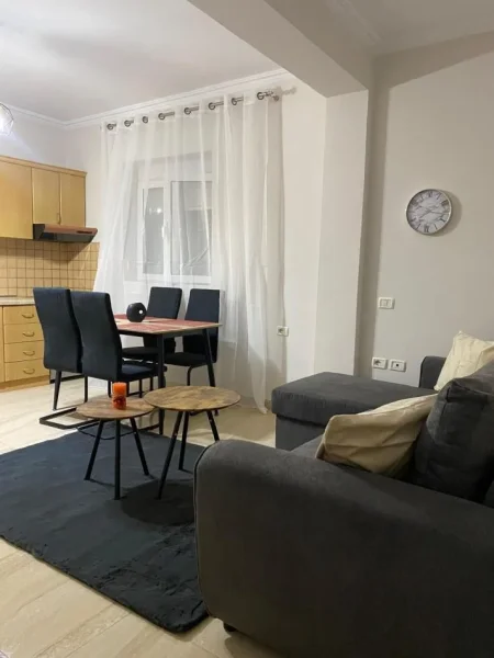 Tirane, jepet me qera apartament 1+1+Ballkon Kati 2, 78 m² 400 € (Vellezerit Kondi)