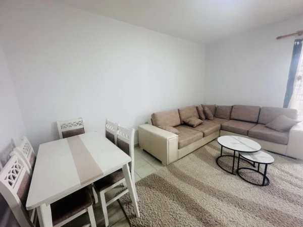Tirane, jepet me qera apartament 2+1+Ballkon Kati 5, 87 m² 400 € (Yzberisht)