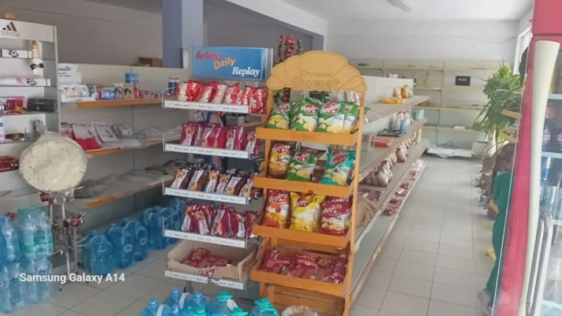 Tirane, jepet me qera dyqan , 110 m² 600 € (rrethrrotullimi yzberisht tirane)