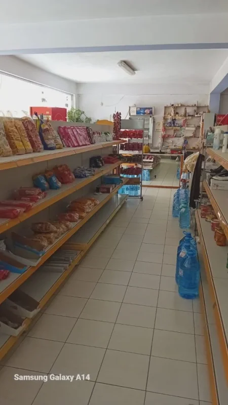 Tirane, jepet me qera dyqan , 110 m² 600 € (rrethrrotullimi yzberisht tirane)