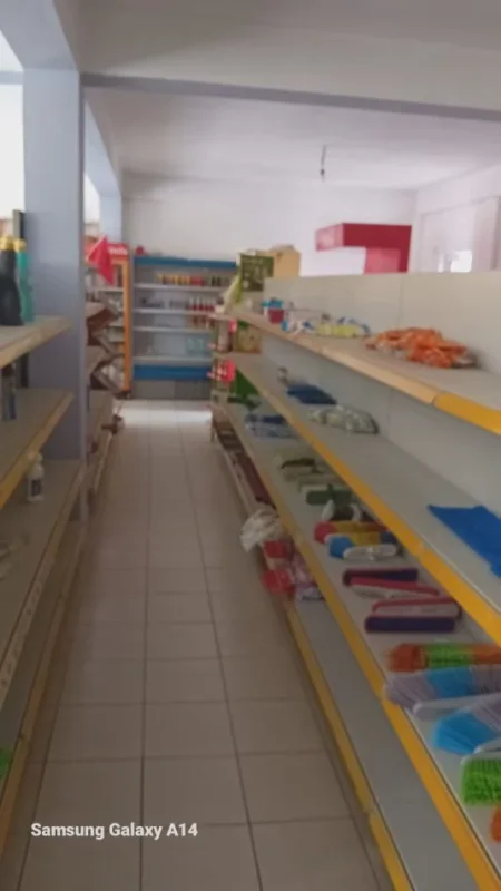 Tirane, jepet me qera dyqan , 110 m² 600 € (rrethrrotullimi yzberisht tirane)