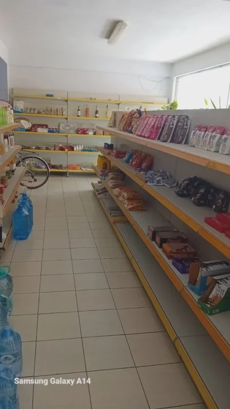 Tirane, jepet me qera dyqan , 110 m² 600 € (rrethrrotullimi yzberisht tirane)