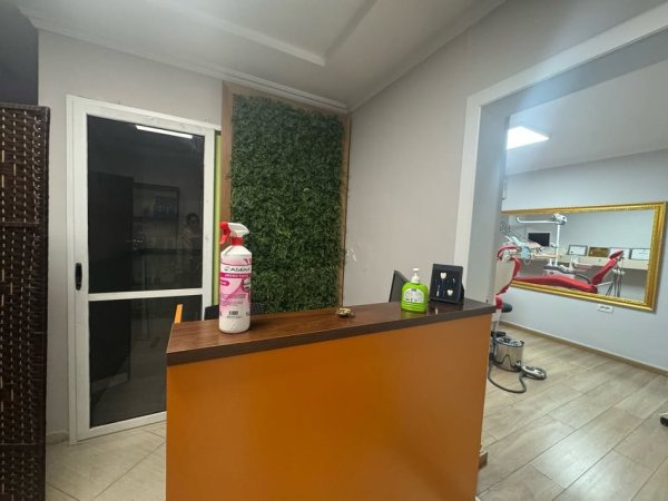 Tirane, Jepet ambjent biznesi me qera, 700 € (Ish stacioni fundit i tr se re)