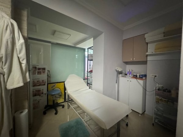 Tirane, Jepet ambjent biznesi me qera, 700 € (Ish stacioni fundit i tr se re)