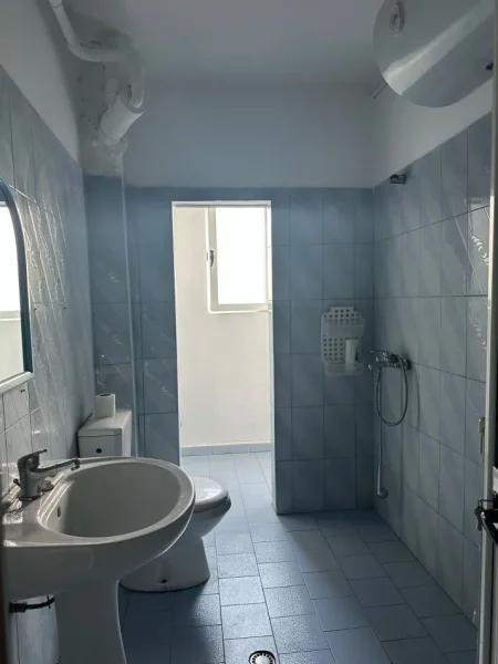 Tirane, jepet me qera apartament 1+1+Aneks+Ballkon Kati 4, 70 m² 380 € (Rruga Ali Demi, Tirane)