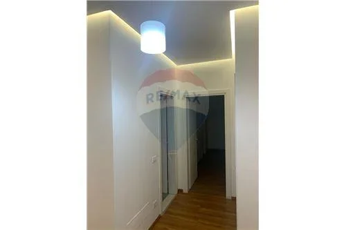 Tirane, jepet me qera zyre , 1.700 € 