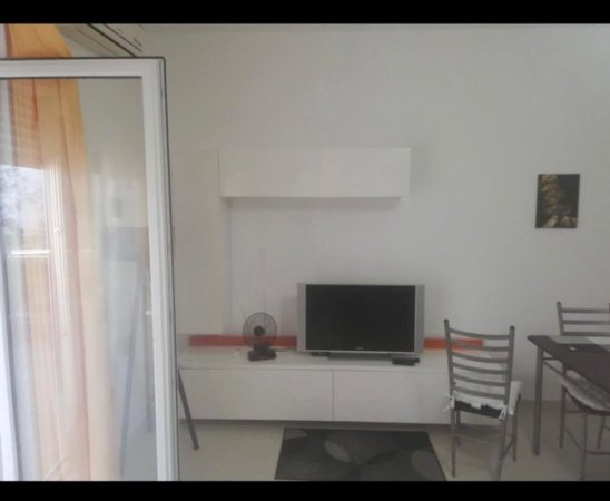 Tirane, jepet me qera 1+1 Kati 1, 450 € (kopshti botanik)
