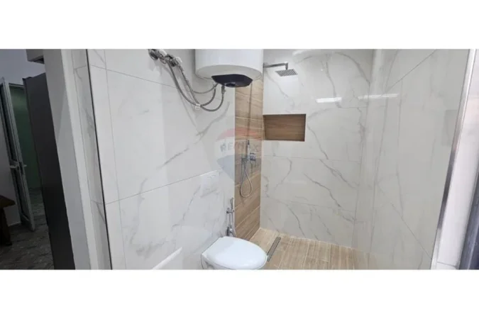 Tirane, jepet me qera apartament 2+1+Ballkon , 70 m² 450 € (Ali Demi)