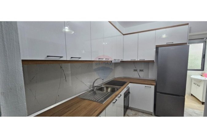 Tirane, jepet me qera apartament 2+1+Ballkon , 70 m² 450 € (Ali Demi)