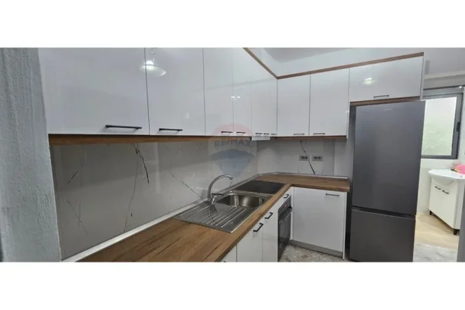 Tirane, jepet me qera apartament 2+1+Ballkon , 70 m² 450 € (Ali Demi)