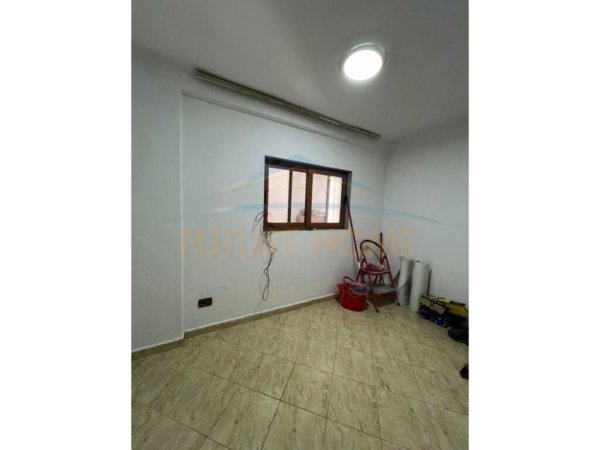 Tirane, jepet me qera apartament 2+1+Aneks+Ballkon Kati 3, 96 m² 700 € ((Për Zyra) Sheshi Willson)