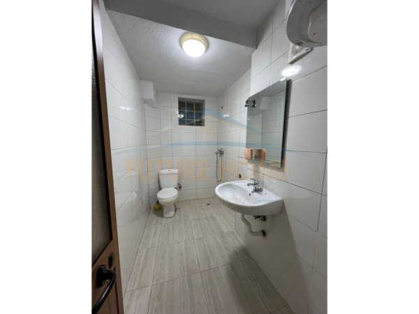 Tirane, jepet me qera apartament 2+1+Aneks+Ballkon Kati 3, 96 m² 700 € ((Për Zyra) Sheshi Willson)
