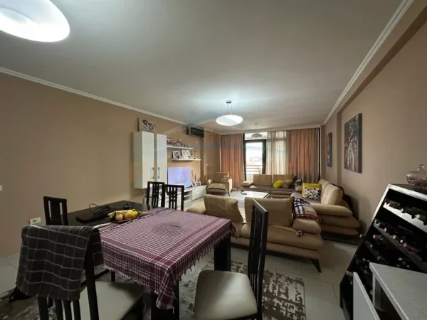 Tirane, shitet apartament 3+1+Ballkon Kati 2, 140 m² 200.000 € (UNAZA E RE)
