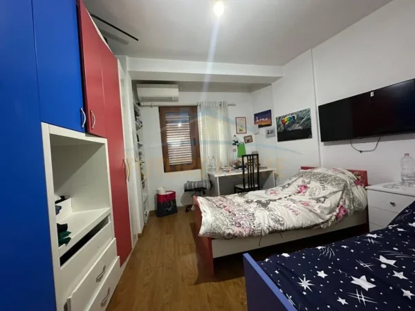 Tirane, shitet apartament 3+1+Ballkon Kati 2, 140 m² 200.000 € (UNAZA E RE)
