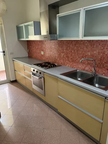 Tirane, jepet me qera apartament 1+1 Kati 1, 84 m² 500 € (Afer Shkolles se Kuqe)