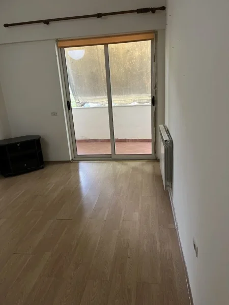 Tirane, jepet me qera apartament 1+1 Kati 1, 84 m² 500 € (Afer Shkolles se Kuqe)