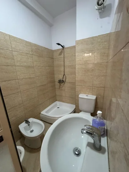 Tirane, shitet apartament 1+1 Kati 5, 65 m² 95.000 € (misto mame)