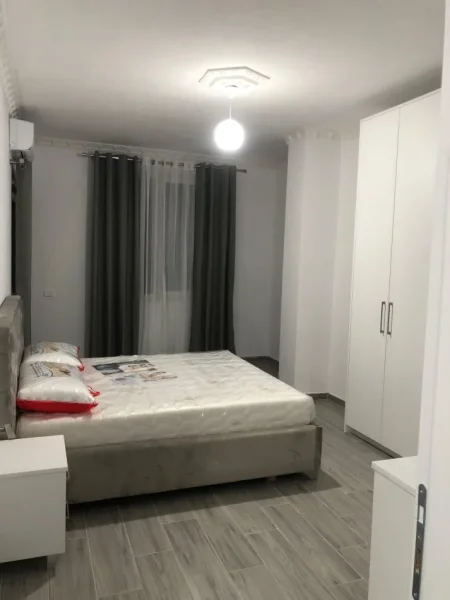 Tirane, jepet me qera apartament 2+1+Ballkon Kati 5, 104 m² 500 € (ne Shkoze)