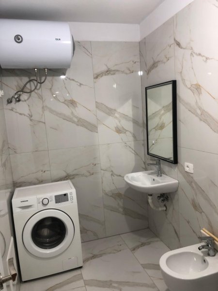 Tirane, jepet me qera apartament 2+1+Ballkon Kati 5, 104 m² 500 € (ne Shkoze)