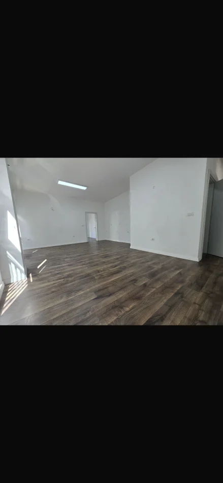 Tirane, jepet me qera ambjent biznesi Kati 2, 93 m² 900 € (Tish Daija)