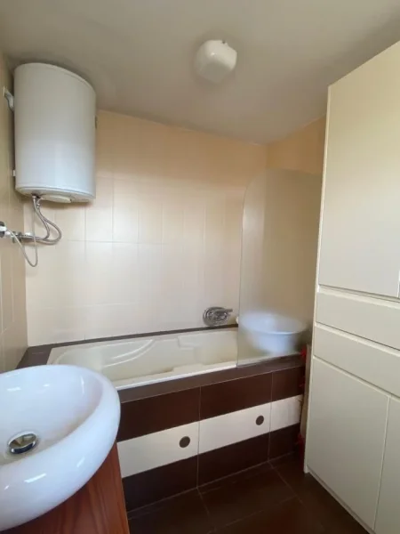 Tirane, jepet me qera apartament 2+1 Kati 5, 120 m² 850 € (PRANE PAZARIT TE RI)
