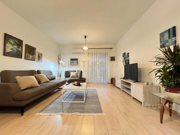 QIRA, APARTMENT MODERN 2+1+2 me 2 POSTE PARKIMI‼️