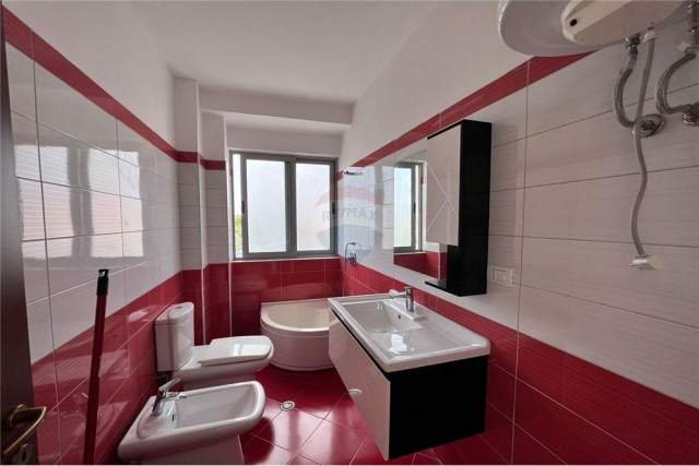 Tirane, shitet apartament 2+1+A+BLK Kati 2, 120 m² 72.000 Euro (Rr. Demokracia, Kamez)