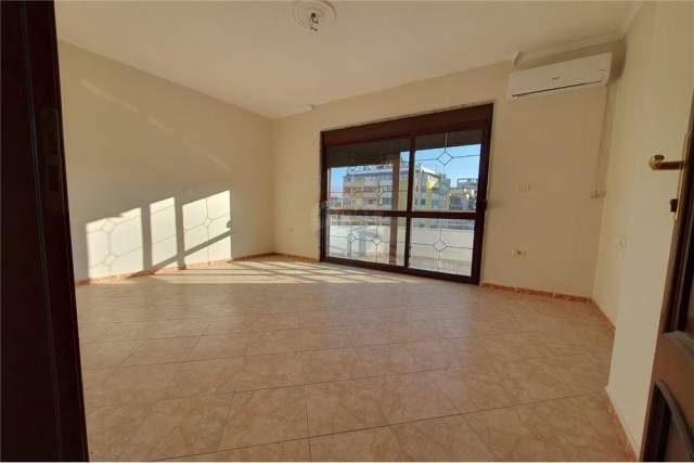 Tirane, jepet me qera apartament 125 m² 900 Euro (bllok)